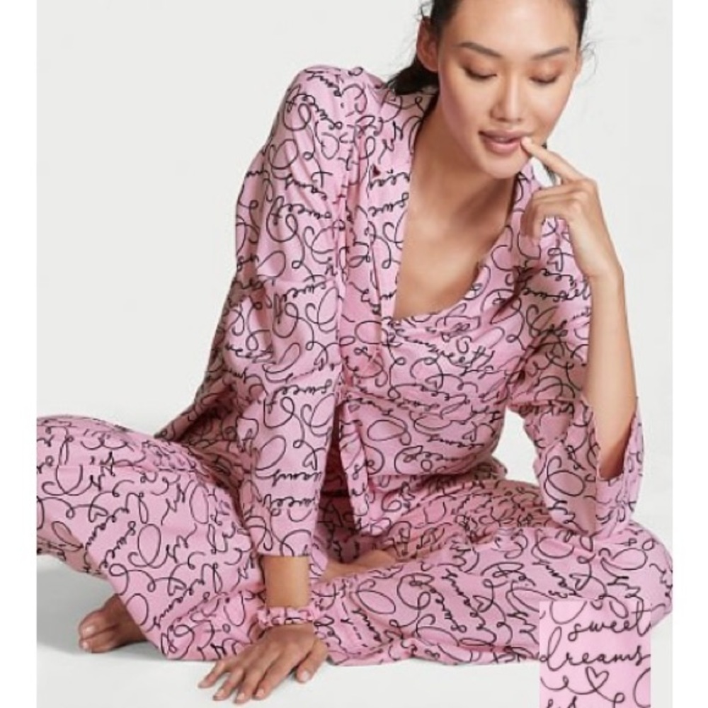 Victoria’s Secret Flannel Pajama set with matching scrunchie. Size XL. NWT